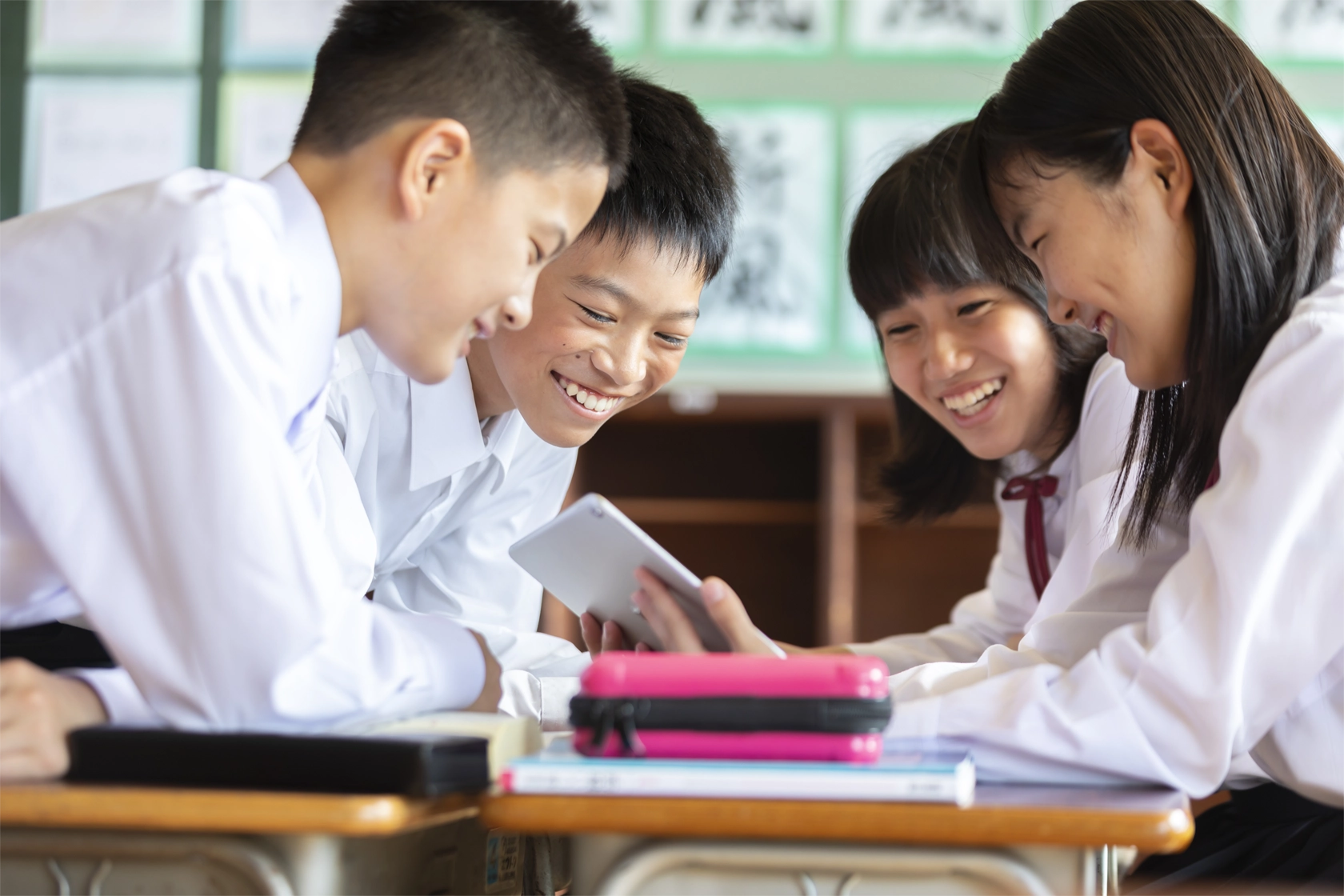 話し合う学生の写真